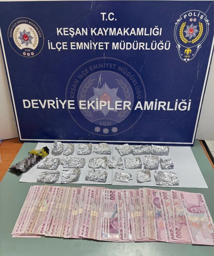 ÇİKOLATA PAKETİNE SAKLADIĞI UYUŞTURUCU İLE YAKALANDI