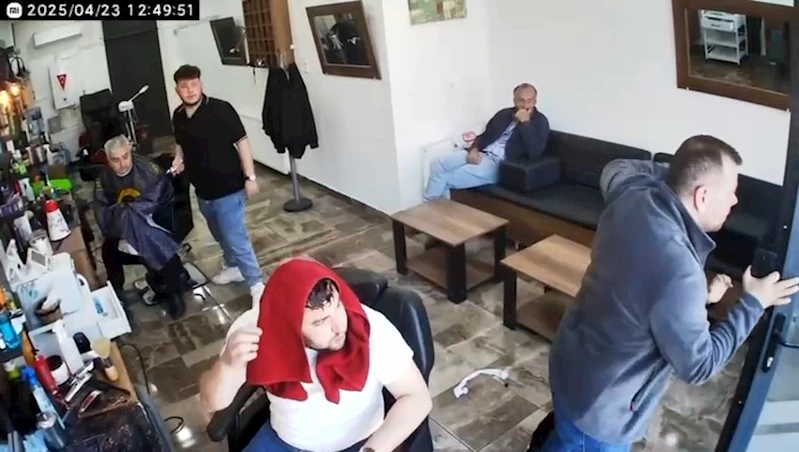 BERBERDE DEPREM PANİĞİ: TRAŞI BIRAKIP KAÇTILAR