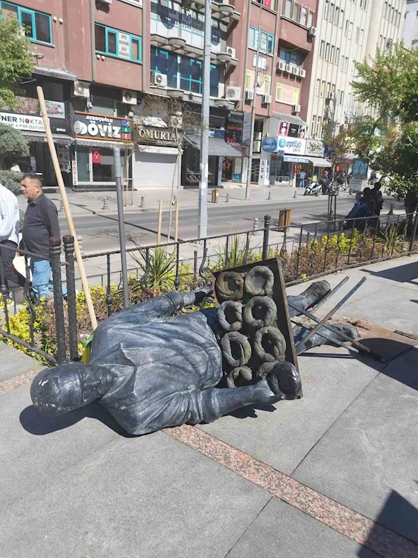 ÇORLU BELEDİYESİ TARAFINDAN YAPILAN SİMİTÇİ HEYKELİ, DEPREME DAYANAMAYIP YIKILDI