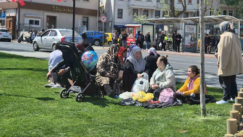 TEKİRDAĞ DİKEN ÜSTÜNDE: VATANDAŞLAR PARKLARA AKIN ETTİ