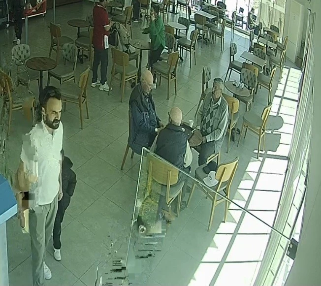TEKİRDAĞ’DA DEPREM ANINDA KAFEDE DİKKAT ÇEKEN ANLAR: 3 İHTİYAR DEPREMİ HİSSETMEDİ, KAÇANLARI İZLEDİ