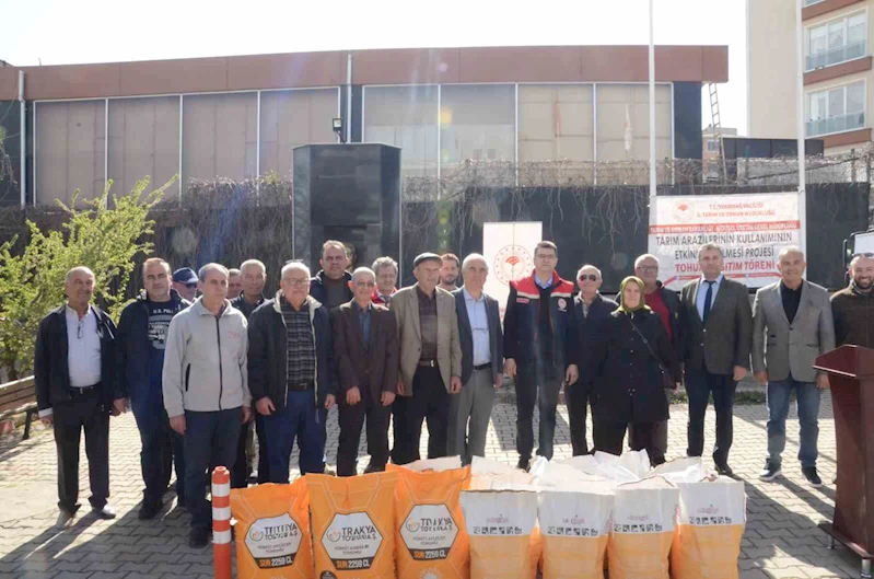 ÜRETİCİLERE AYÇİÇEĞİ VE KANOLA TOHUMU DAĞITILDI
