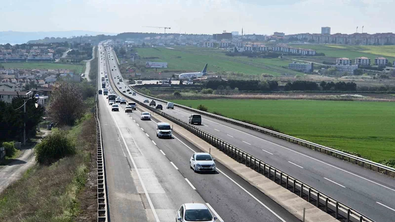 TEKİRDAĞ-İSTANBUL YOLUNDA TATİL DÖNÜŞÜ YOĞUNLUĞU YAŞANIYOR