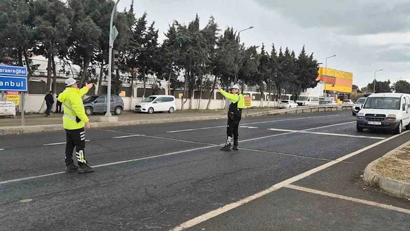 TRAFİK EKİPLERİ KAVŞAKLARA DENETİM ÜSSÜ KURDU