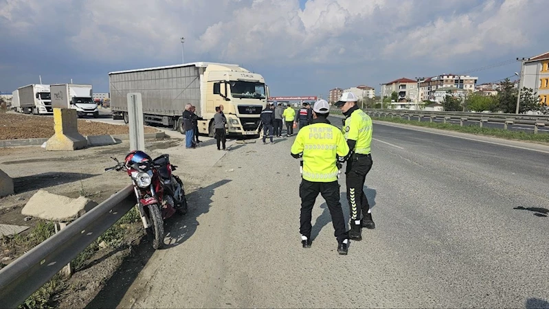 TIRLA ÇARPIŞAN MOTOSİKLETLİNİN AĞIR YARALANDIĞI KAZA KAMERADA