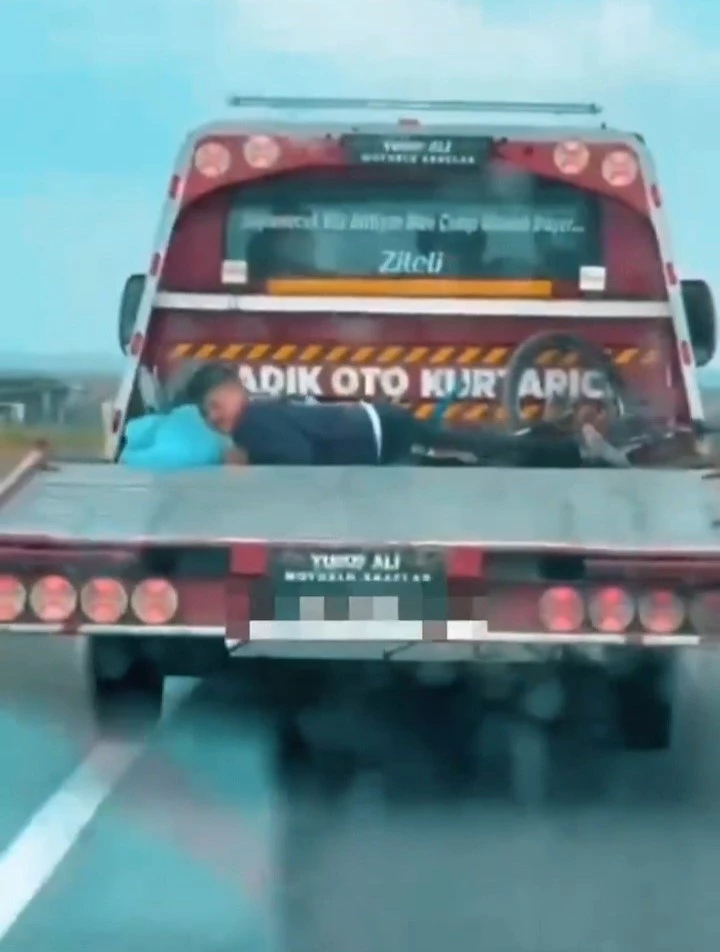 ÇEKİCİ KASASINDA ÇOCUK TAŞIDI, GÖRÜNTÜLER DEHŞETE DÜŞÜRDÜ