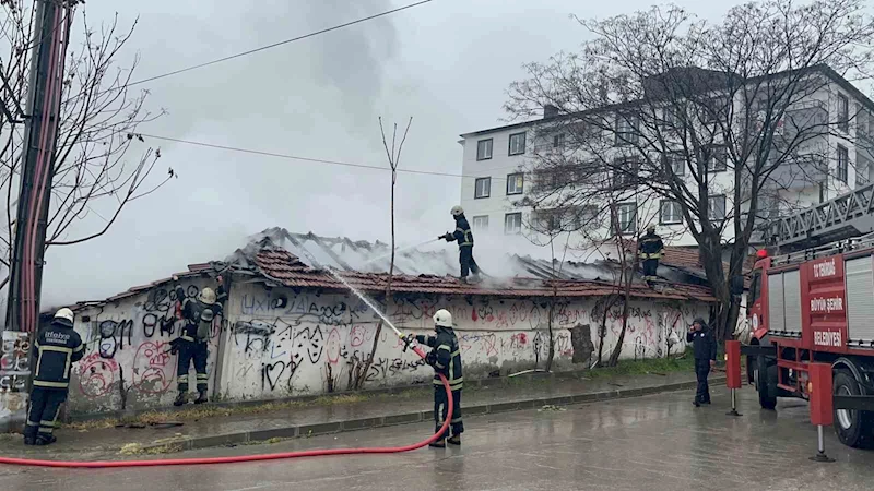 TEKİRDAĞ’DA METRUK BİNA ALEV ALEV YANDI