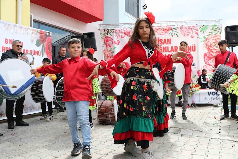 ROMANLAR GÜNÜ RENKLİ GÖRÜNTÜLERLE KUTLANDI: TABURELERE ÇIKIP OYNADILAR