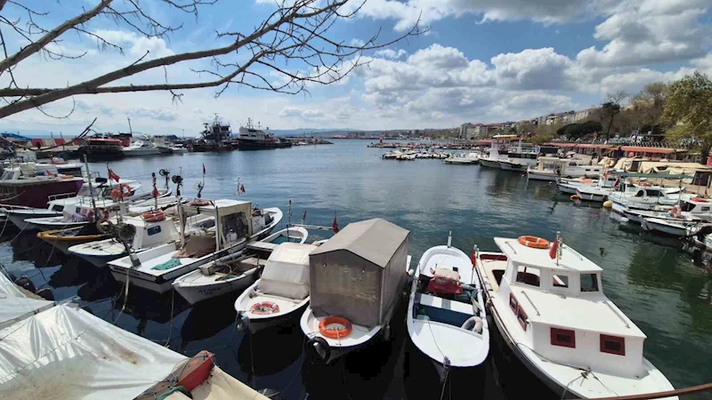 MARMARA DENİZİ ULAŞIMINA POYRAZ ENGELİ: BALIKÇILAR LİMANA DÖNDÜ