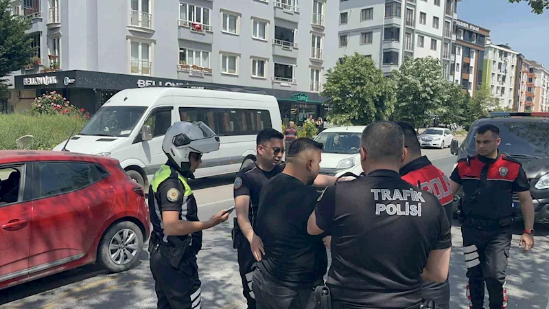 YAYA GEÇİDİNDE KENDİSİNİ UYARAN YAYAYI DÖVDÜ