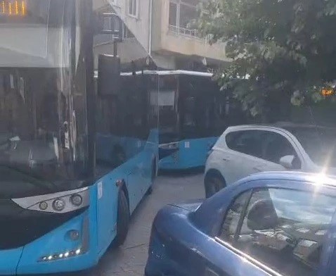 HATALI PARK TRAFİK ÇİLESİNE NEDEN OLDU