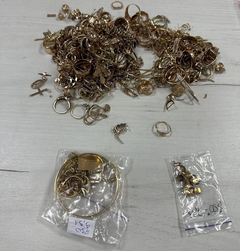 KOT PANTOLON ARASINA GİZLEDİKLERİ VE VÜCUTLARINA SARDIKLARI 4.6 KİLOGRAM ALTIN MÜCEVHERLE YAKALANDILAR