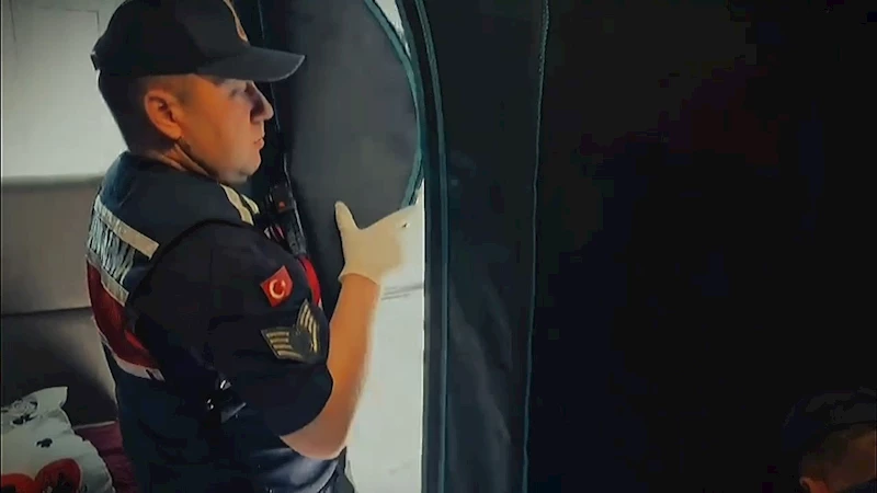 GARDIROBU AÇTILAR SERA ÇIKTI: 2 GÖZALTI