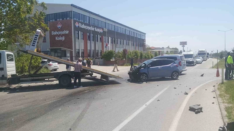 ASKERİ ARAÇLA OTOMOBİL ÇARPIŞTI: 3’Ü ASKERİ PERSONEL 4 KİŞİ YARALANDI