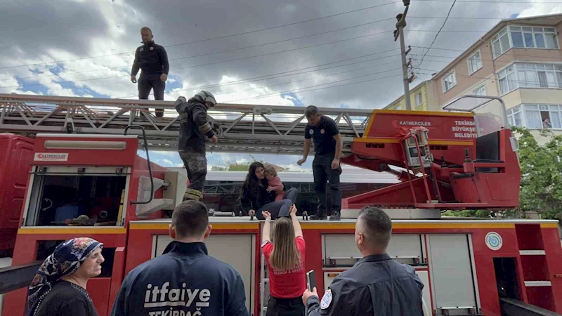 TEKİRDAĞ’DA EVDE ÇIKAN YANGINDA 3’Ü ÇOCUK 5 KİŞİYİ İTFAİYE ERLERİ KURTARDI