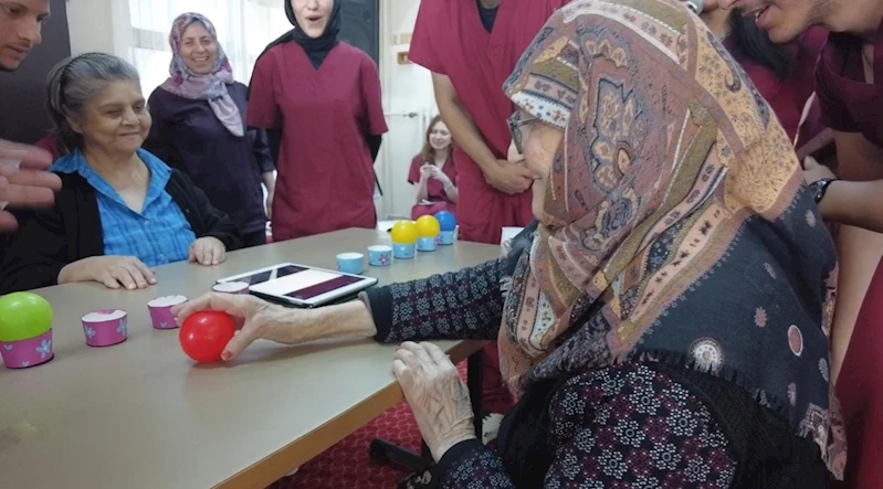 ÜNİVERSİTELİLERİN HUZUREVİNDEKİ ETKİNLİĞİ HEM GÜLDÜRDÜ HEM DUYGULANDIRDI