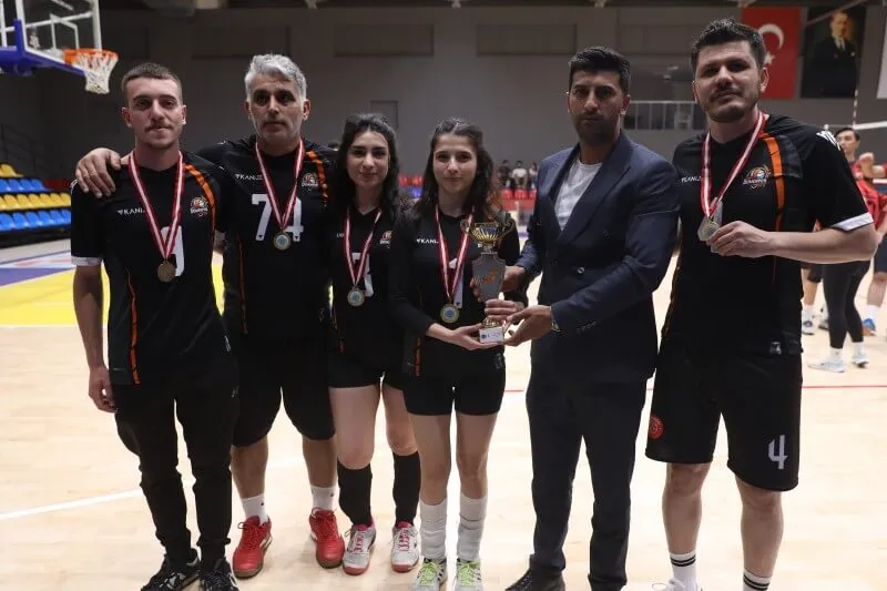 VOLEYBOL TURNUVASI SONA ERDİ