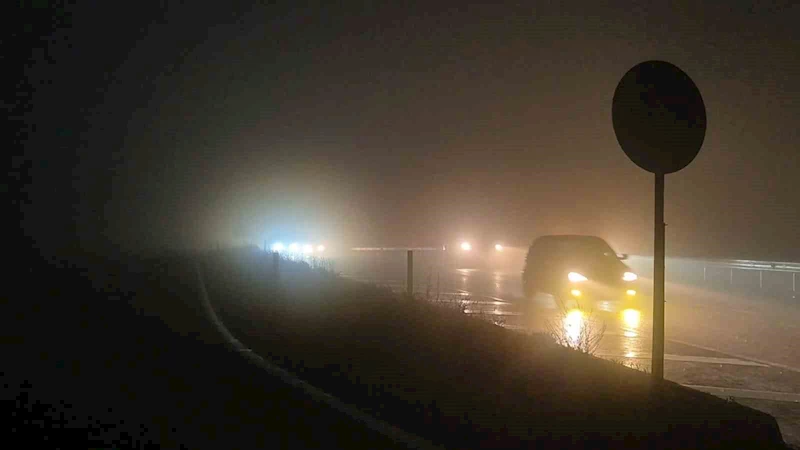 TEKİRDAĞ-MALKARA YOLUNDA YOĞUN SİS VE SAĞANAK YAĞIŞ ETKİLİ OLDU