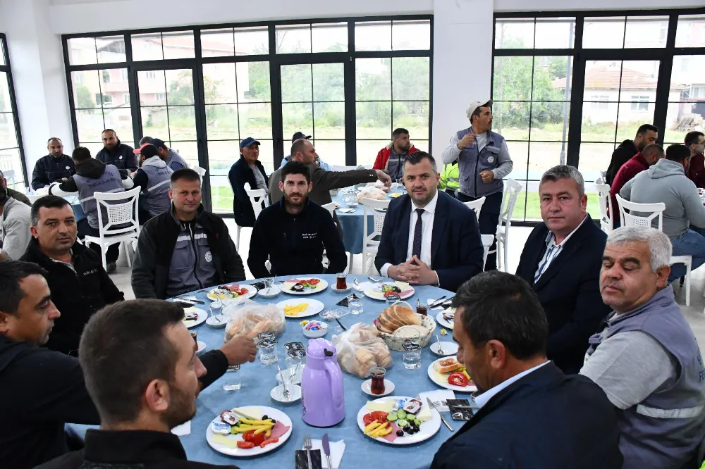 BAŞKAN TAŞYASAN EMEKÇİLERLE KAHVALTIDA BULUŞTU