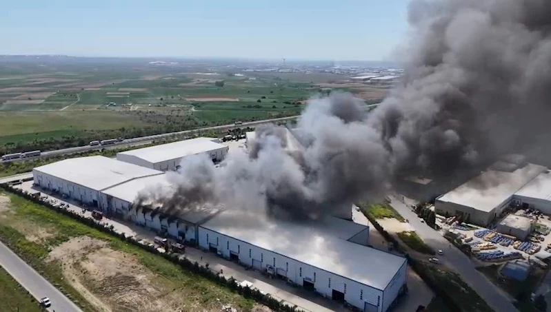 TEKİRDAĞ’DAKİ FABRİKA YANGINI HAVADAN GÖRÜNTÜLENDİ