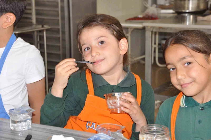   ÖĞRENCİLER KENDİ YAPTIKLARI TATLILARIN LEZZETİNE TAM NOT VERDİ