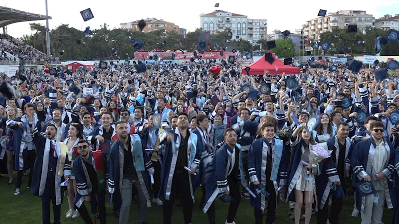 ÜNİVERSİTELİLERDEN MEZUNİYET COŞKUSU