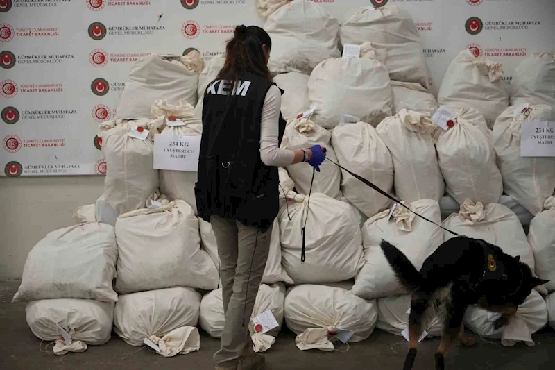 KAPIKULE’DE X-RAY TARAMASI YAPILAN OTOBÜSTE 233 KİLO ESRAR ELE GEÇİRİLDİ