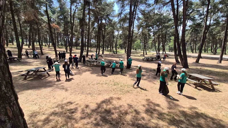 TEKİRDAĞ’DA ÖĞRENCİLER VE KURUM MÜDÜRLERİ ORMAN İÇİN EL ELE VERDİ
