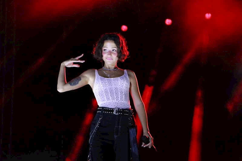 YÜKSEK SADAKAT VE ZEYNEP BASTIK TEKİRDAĞ KİRAZ FESTİVALİ’NDE SAHNE ALDI