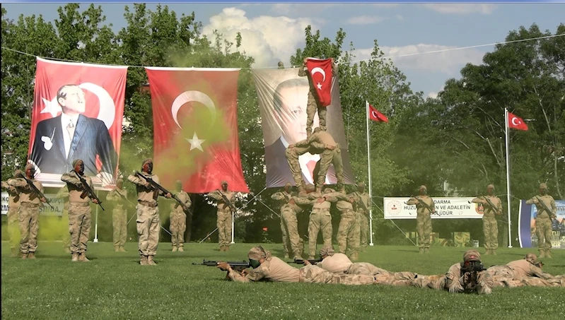 JANDARMA KOMANDOLARDAN NEFES KESEN GÖSTERİ: ’GÜÇLÜYÜZ, CESURUZ, HAZIRIZ’