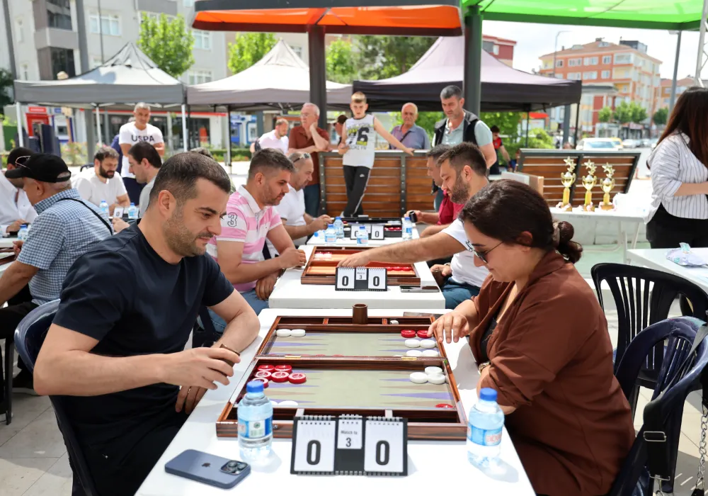 BABALAR GÜNÜ TAVLA TURNUVASI NEFESLERİ KESTİ