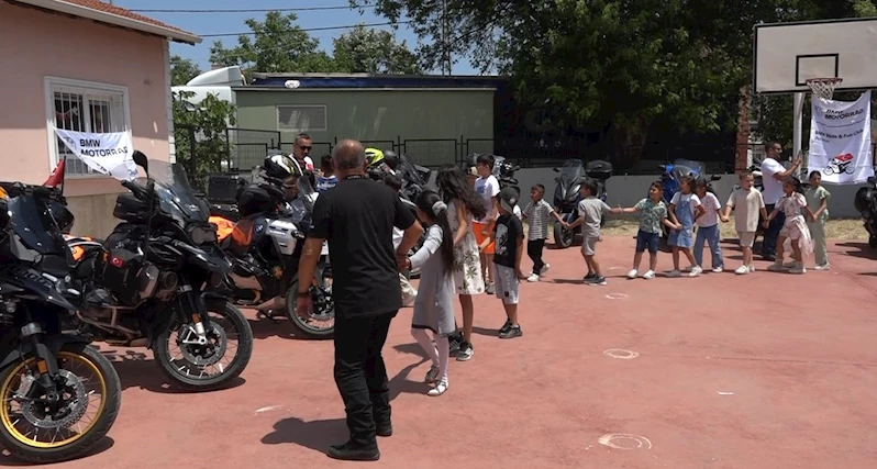 MOTOSİKLETLERİ İLE UMUT DAĞITIYORLAR