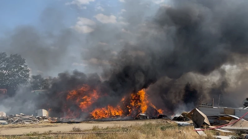 ÇORLU’DA 5 BİN 600 OT BALYASI ALEV ALEV YANDI