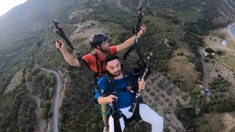 PARAŞÜTTE KLARNET ÇALDI