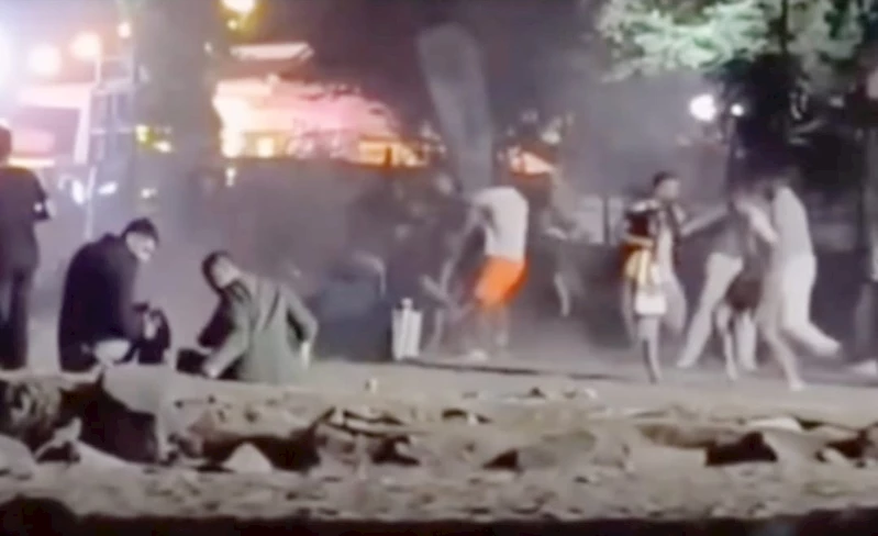 TEKİRDAĞ’DA İKİ GRUP ARASINDA KAVGADA TEKMELER, YUMRUKLAR VE BIÇAKLAR HAVADA UÇUŞTU: 2 YARALI