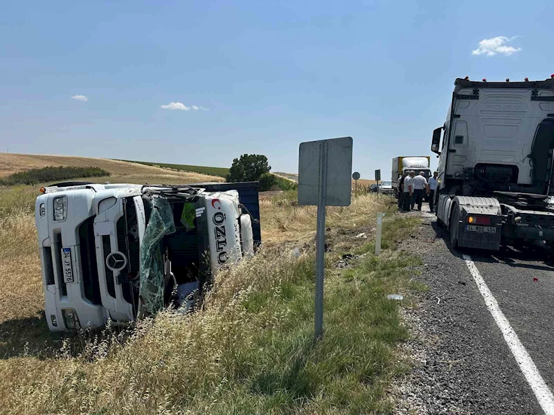 TEKİRDAĞ’DA TARLAYA DEVRİLEN TIRDA SÜRÜCÜ YARALANDI
