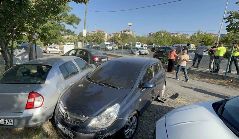 TIRIN ÇARPTIĞI OTOMOBİL SİTE BAHÇESİNE UÇTU: 2 YARALI