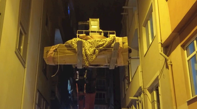 CENAZEYİ VİNÇLE TAŞIDILAR