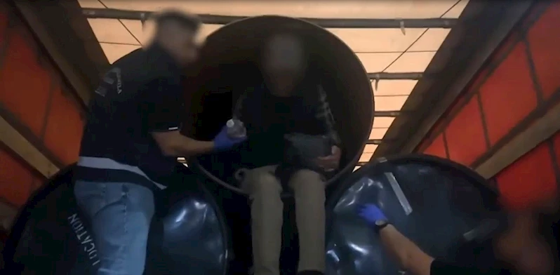 KAPIKULE’DE ÇELİK BORULARDAN 5 KAÇAK GÖÇMEN VE ARANAN ŞÜPHELİ ÇIKTI