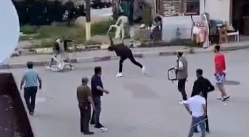 TRAFİKTE KORNA KAVGASI MEYDAN SAVAŞINA DÖNÜŞTÜ... O ANLAR KAMERADA