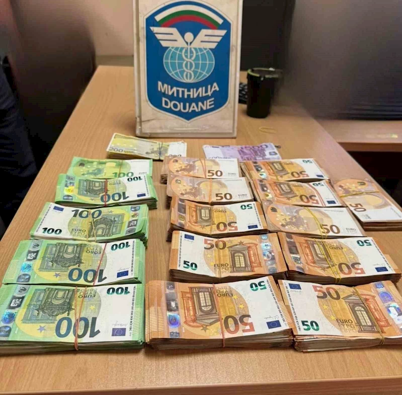 TIRLARA GİZLENEN BEYAN EDİLMEMİŞ 200 BİN EURO SINIRDA YAKALANDI