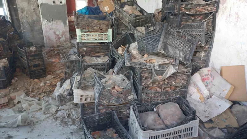 TARİHİ ÇÖMLEK VE SERAMİKLER ATIL VAZİYETTE ÇÜRÜME TERKEDİLDİ