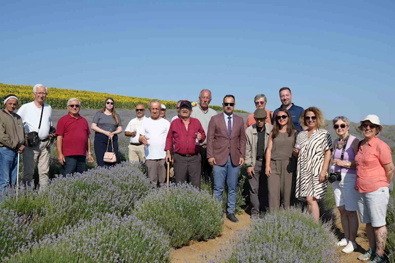 HUZUREVİ SAKİNLERİNE LAVANTA BAHÇESİ GEZİSİ