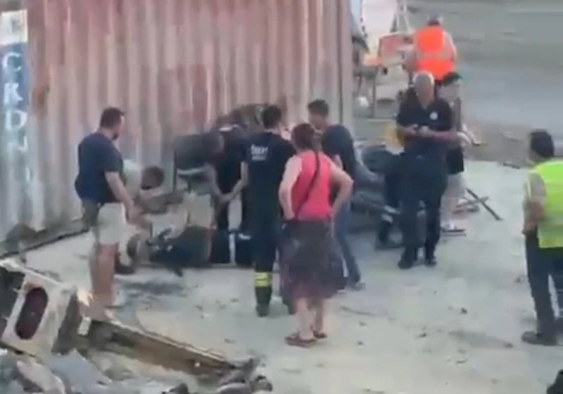 TEKİRDAĞ’DA KONTROLDEN ÇIKAN ARAÇ YOL ÇALIŞMASI ALANINA GİRDİ: 2 YARALI