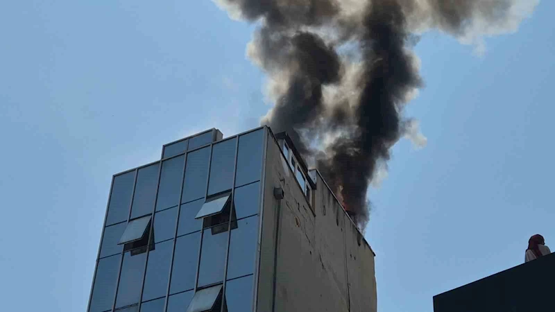 TEKİRDAĞ’DA 5 KATLI PASTANE ALEV ALEV YANDI, MAHALLELİ SOKAĞA DÖKÜLDÜ