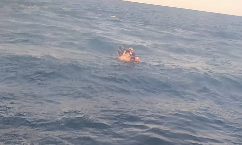 ŞİŞME SİMİT İLE DENİZDE SÜRÜKLENEN BABA VE 3 ÇOCUĞU KURTARILDI