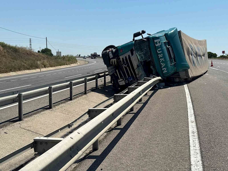 TIR DEVRİLDİ SÜRÜCÜ YARALI OLARAK KURTULDU