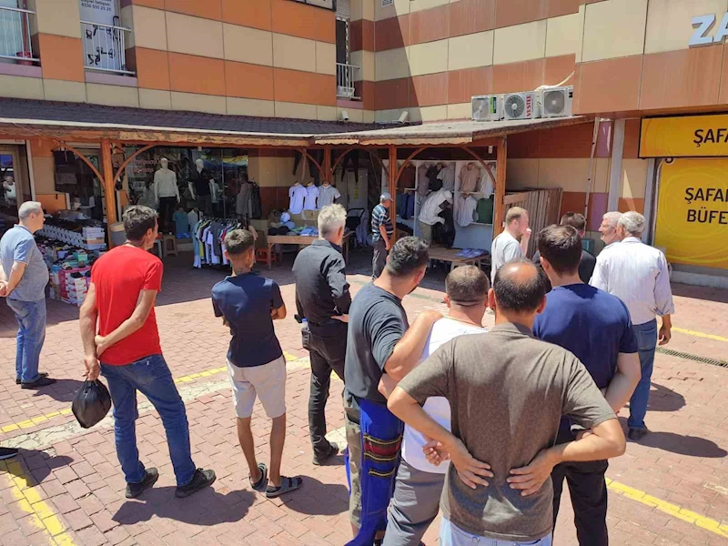 PAZAR YERİNDE OĞUL VEREN ARILAR KOVANA ALINDI