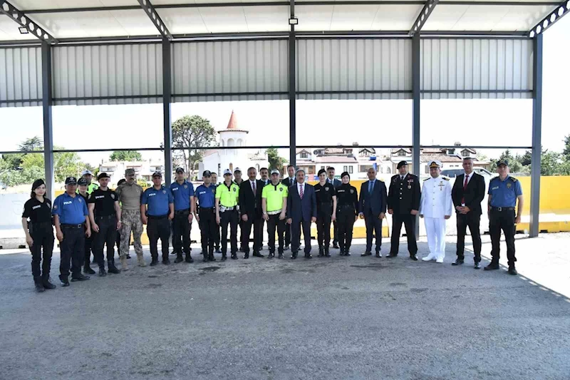 TEKİRDAĞ VALİ VEKİLİ GÜLER GÖREV BAŞINDAKİ POLİSLERLE BAYRAMLAŞTI