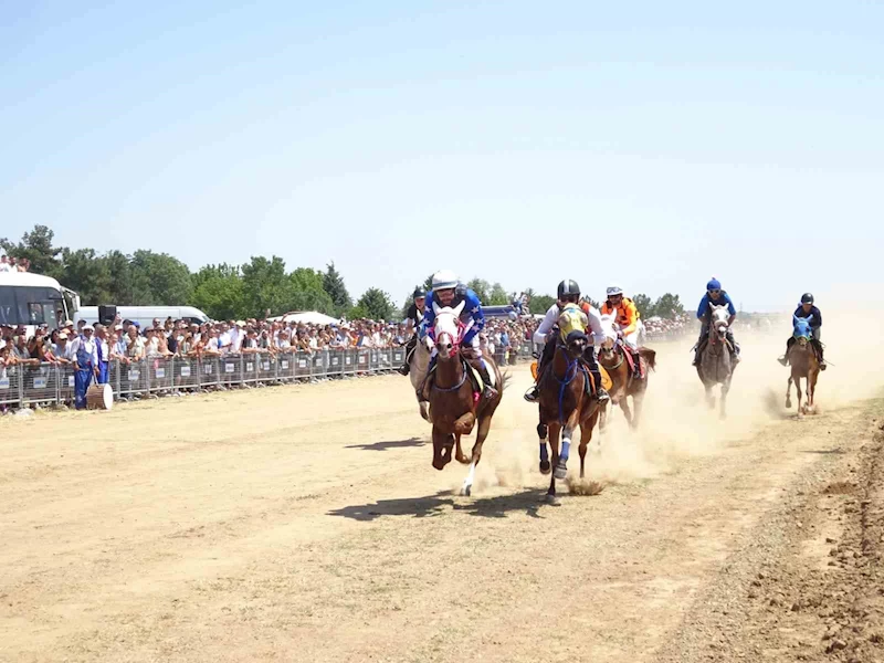 BÜYÜKMANDIRA’DA AT YARIŞLARI DÜZENLENDİ